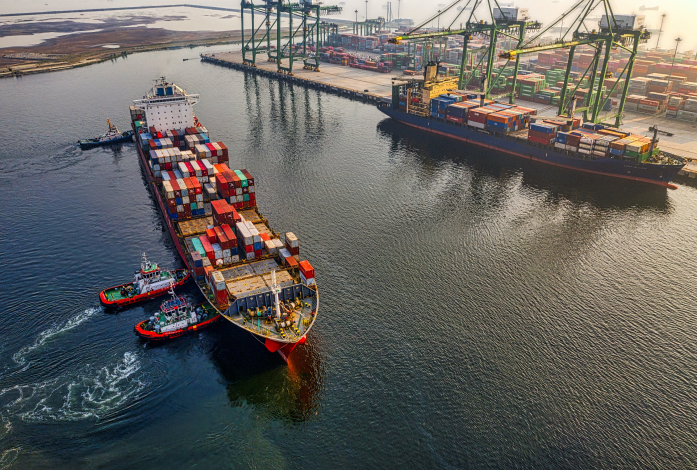 Port drayage, a critical link in the transportation process, involves moving containers from the port to their final destination. You can expect a host of benefits that go beyond the straightforward movement of cargo.